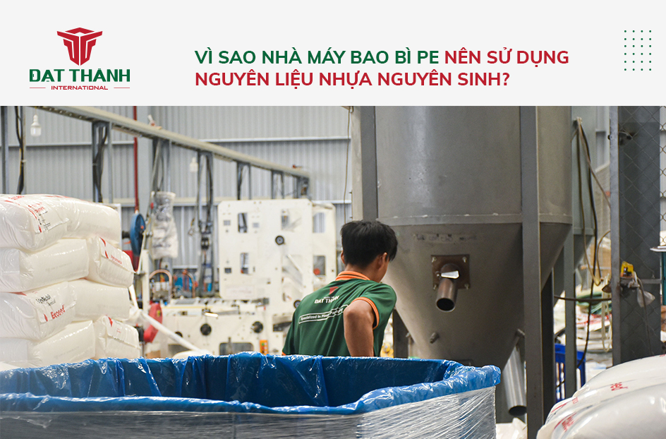Nhân viên Đạt Thành đang kéo thùng nhựa làm việc