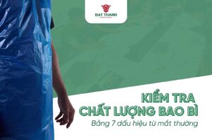 Banner hướng dẫn kiểm tra chất lượng bao bì bằng 7 dấu hiệu từ mắt thường, có logo Đạt Thành International. Hình ảnh minh họa một người mặc tạp dề nhựa màu xanh dương bảo hộ trên nền đồ họa xanh lá nhạt.